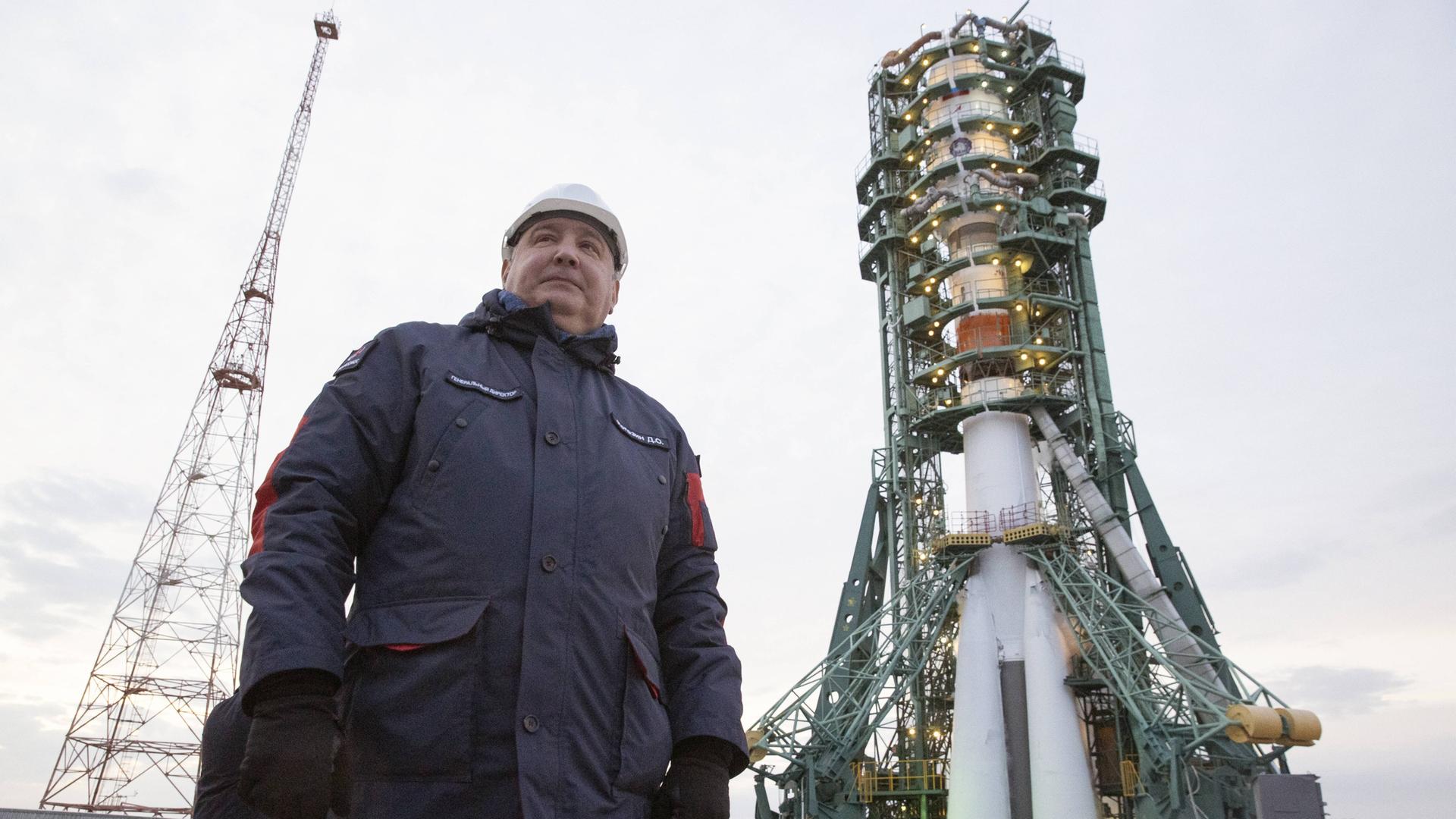 Dmitri Rogosin, Chef der russischen Raumfahrtorganisation Roskosmos, steht neben einer Soyuz-2.1-Rakete