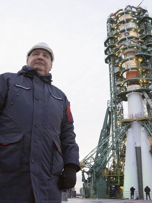 Dmitri Rogosin, Chef der russischen Raumfahrtorganisation Roskosmos, steht neben einer Soyuz-2.1-Rakete