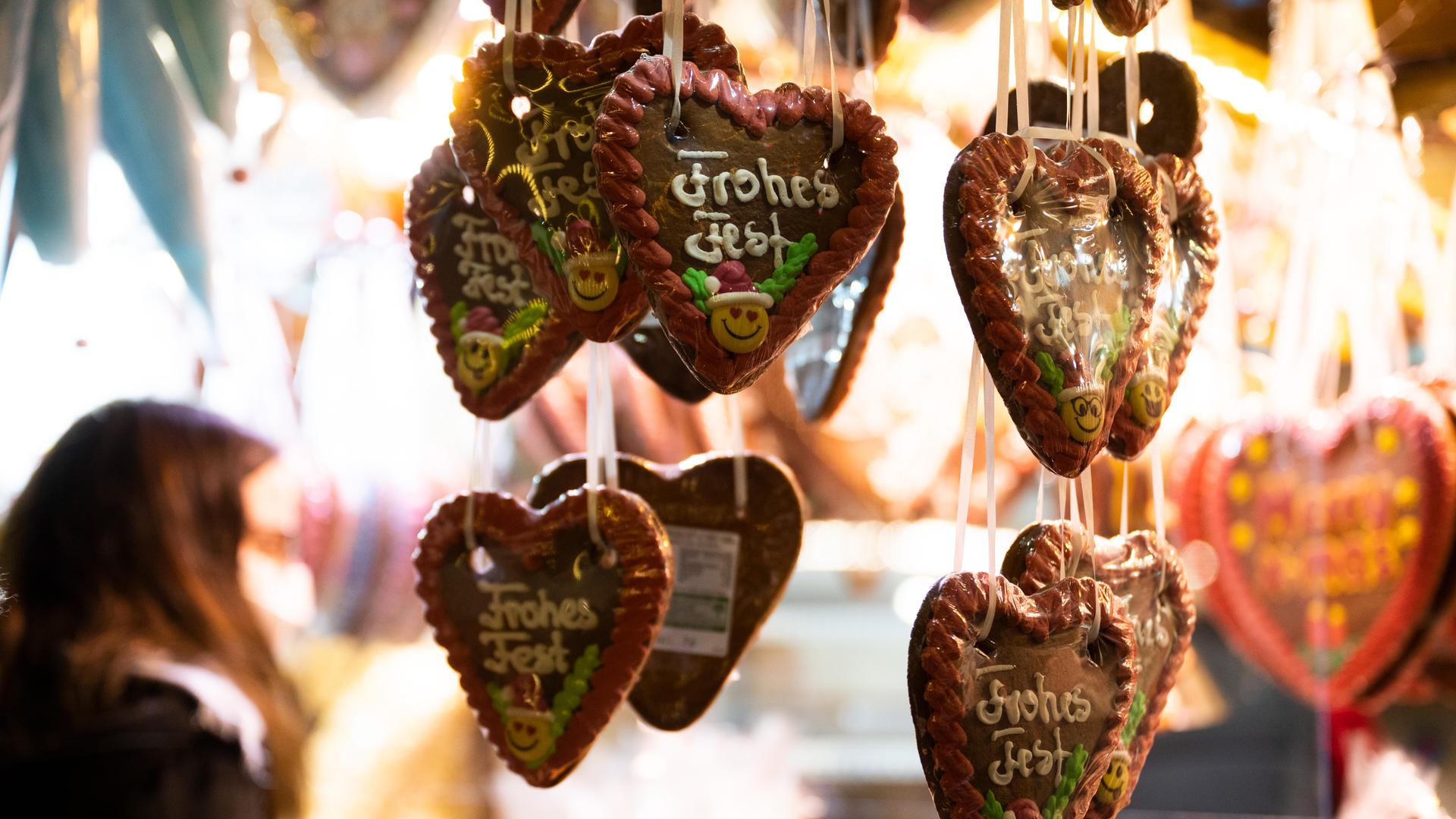 Verzierte Lebkuchen-Herzen hängen an einem Weihnachts-Markt-Stand.