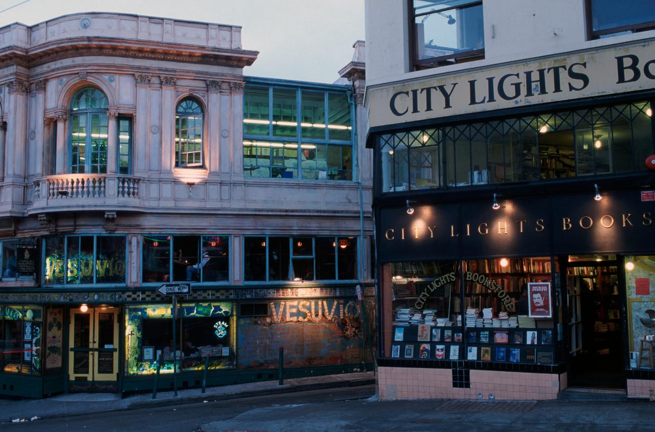 Straßenansicht mit dem Café Vesuvio und der Buchhandlung City Lights in San Francisco.