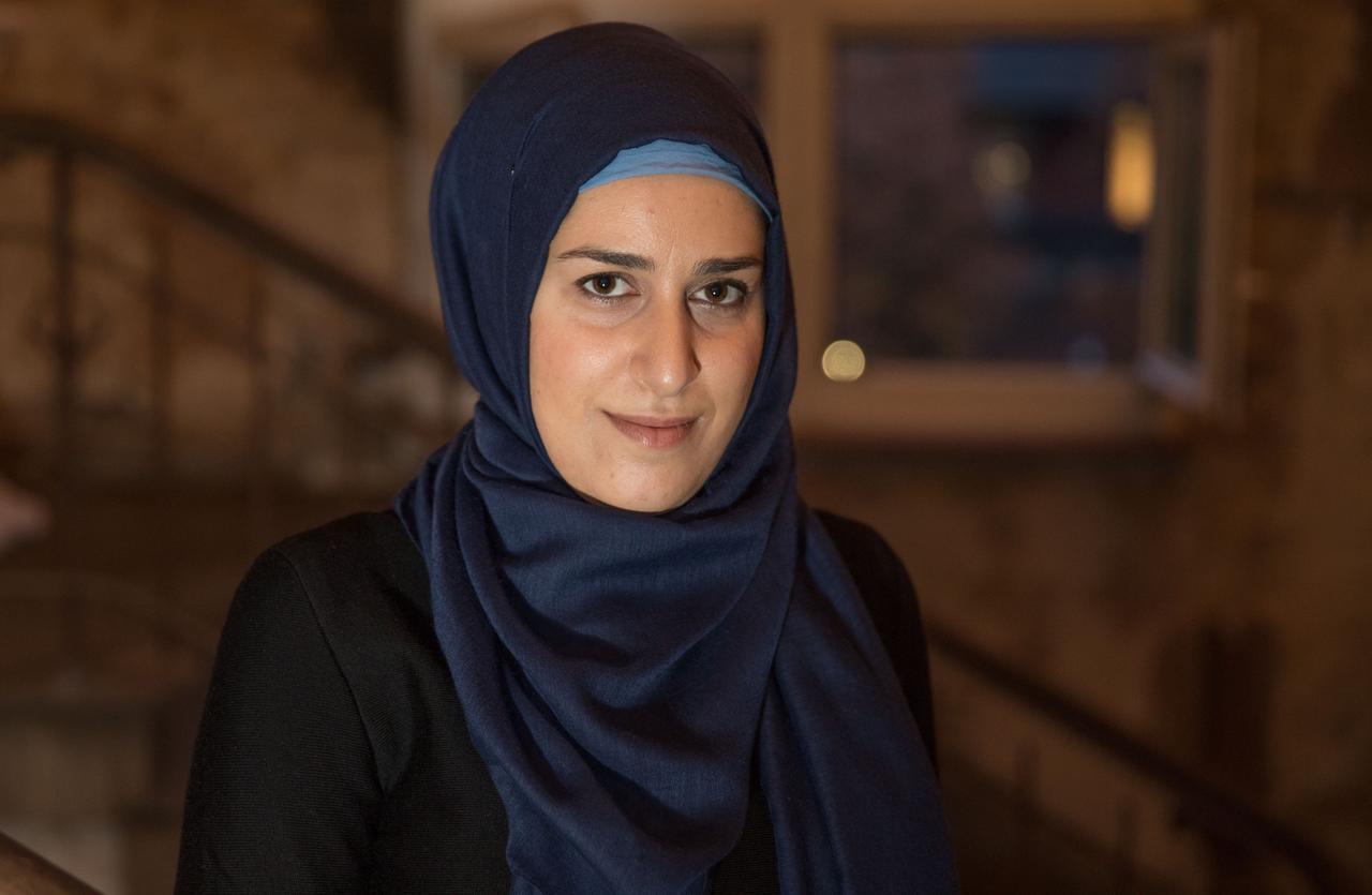 Porträt der Islamwissenschaftlerin Nimet Seker in einem schwarzen Sakko und mit dunkelblauem Kopftuch. Porträt der Islamwissenschaftlerin Nimet Seker in einem schwarzen Sakko und mit dunkelblauem Kopftuch.