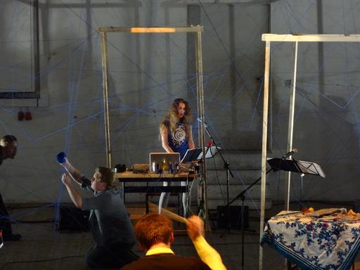 Die Komponistin Anna Korsun steht vor einem Laptop und spielt ein Konzert. 