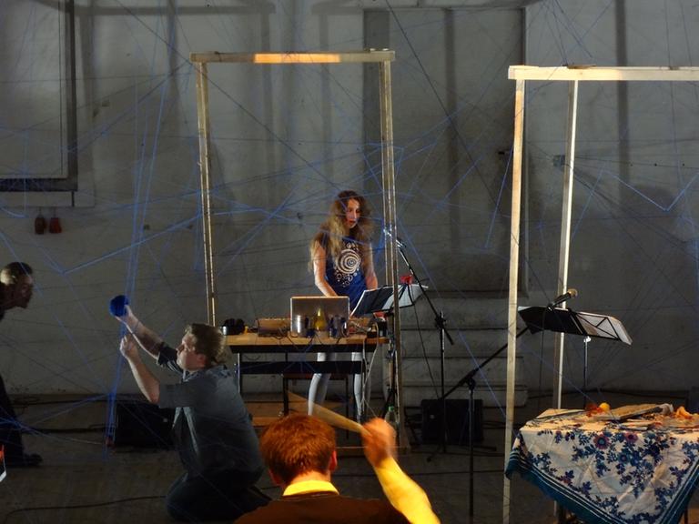 Die Komponistin Anna Korsun steht vor einem Laptop und spielt ein Konzert. 