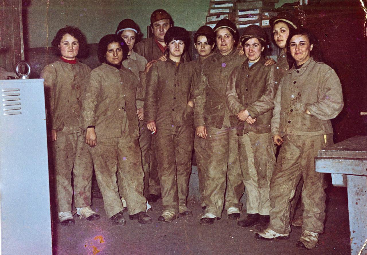 Eine Gruppe Frauen in grün-grauer Arbeitskleidung. Schweißerinnen bei der Großwerft Vulkan.