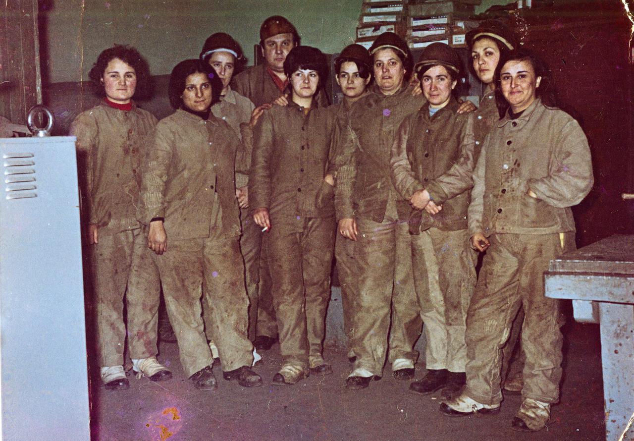 Eine Gruppe Frauen in grün-grauer Arbeitskleidung. Schweißerinnen bei der Großwerft Vulkan. Eine Gruppe Frauen in grün-grauer Arbeitskleidung. Schweißerinnen bei der Großwerft Vulkan.