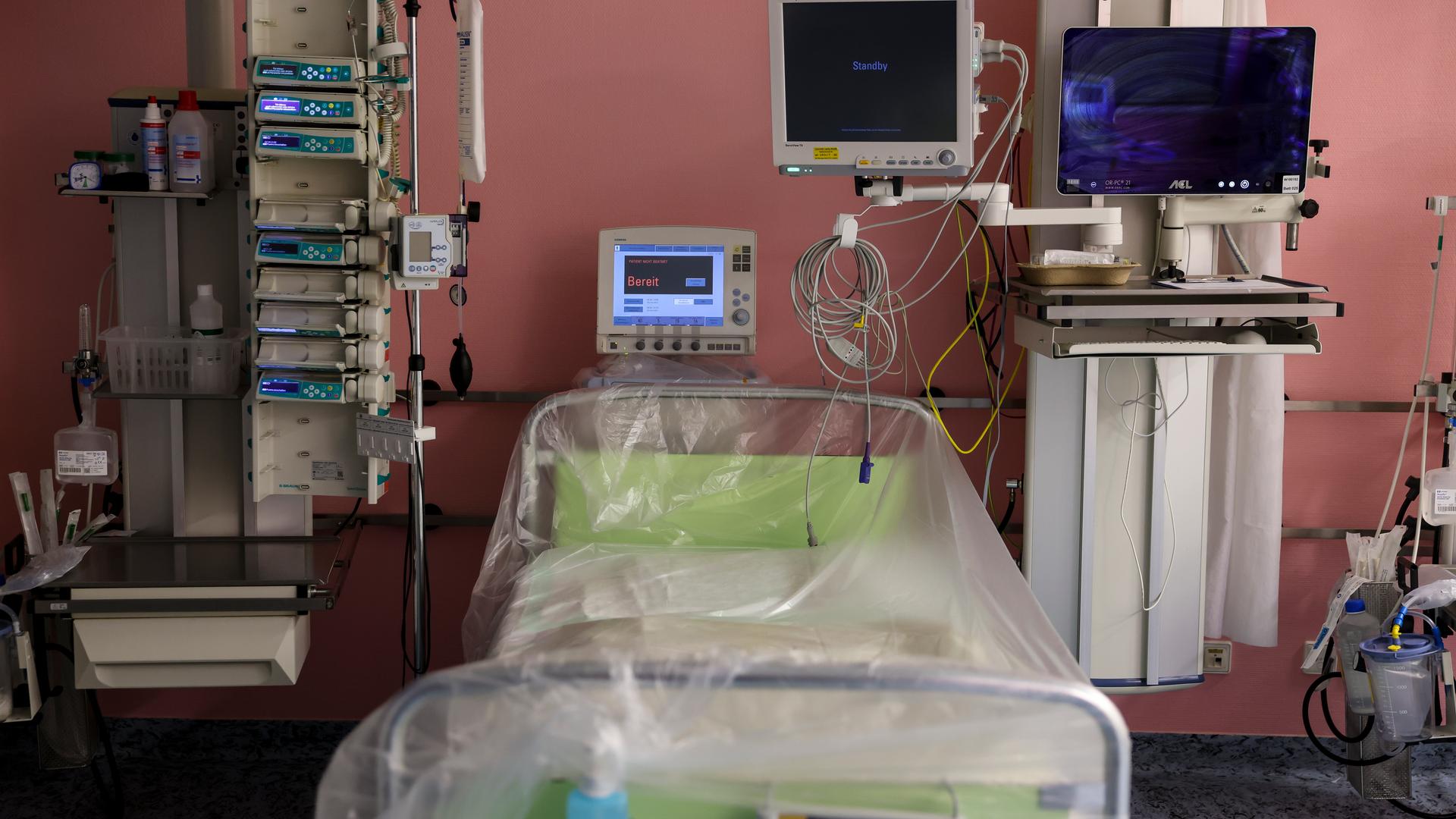 Ein leeres Intensivbett steht in einem zusätzlich für Covid-19-Patienten geschaffenen Bereichs der Intensivstation der Leipziger Uniklinik.