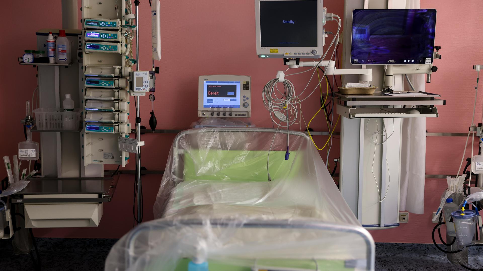 Ein leeres Intensivbett steht in einem zusätzlich für Covid-19-Patienten geschaffenen Bereichs der Intensivstation der Leipziger Uniklinik. Ein leeres Intensivbett steht in einem zusätzlich für Covid-19-Patienten geschaffenen Bereichs der Intensivstation der Leipziger Uniklinik.