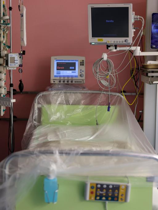 Ein leeres Intensivbett steht in einem zusätzlich für Covid-19-Patienten geschaffenen Bereichs der Intensivstation der Leipziger Uniklinik.