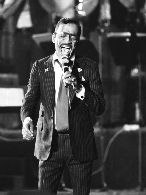 Sammy Davis Jr. singt mit einer Big Band im Hintergrund, 1982.