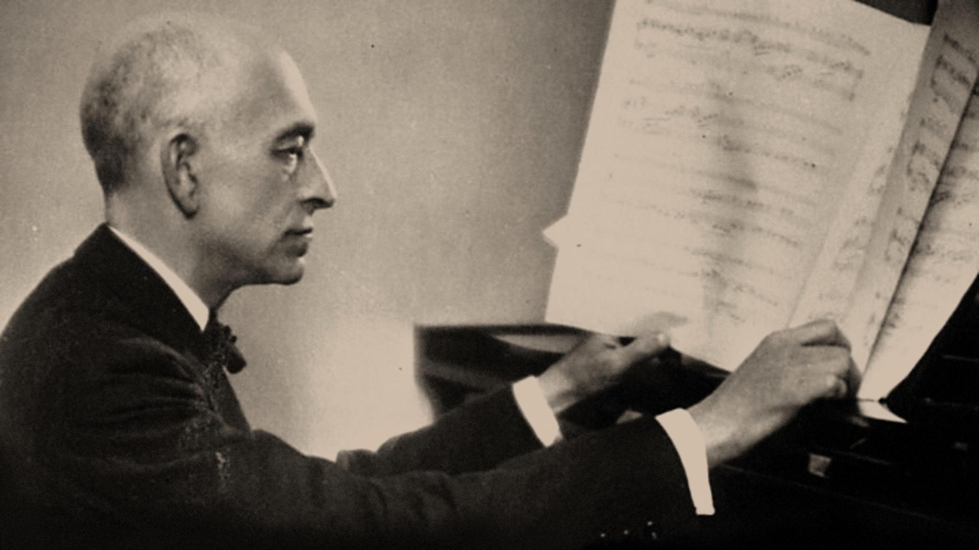 Der spanische Komponisten Manuel de Falla (1876-1946) sitzt am Klavier und blättert in einer Partitur. Der spanische Komponisten Manuel de Falla (1876-1946) sitzt am Klavier und blättert in einer Partitur.