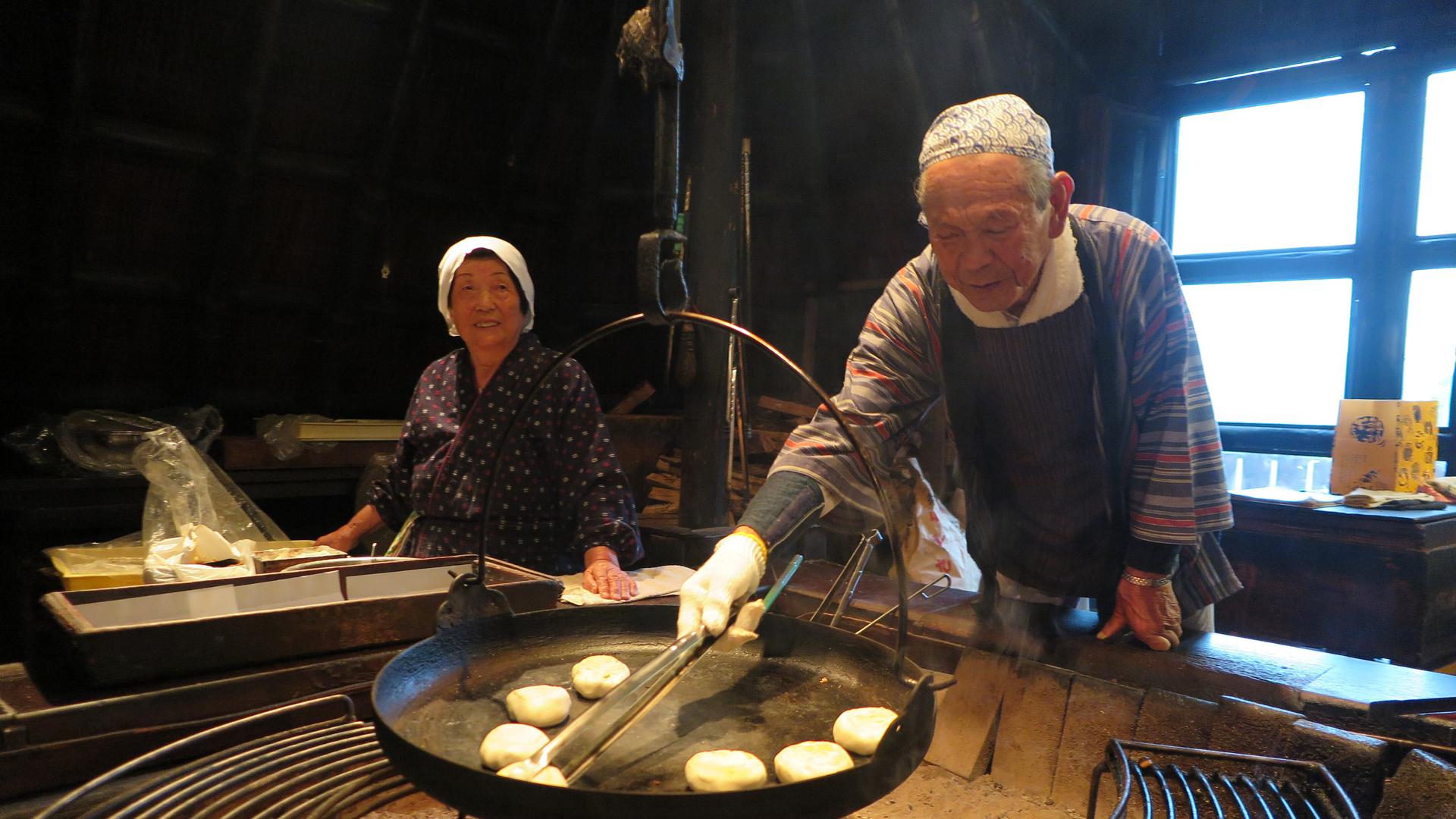 Zwei ältere Oyaki-Bäcker bei der Arbeit Zwei ältere Oyaki-Bäcker bei der Arbeit