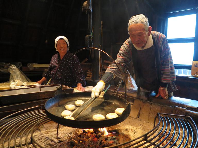 Zwei ältere Oyaki-Bäcker bei der Arbeit