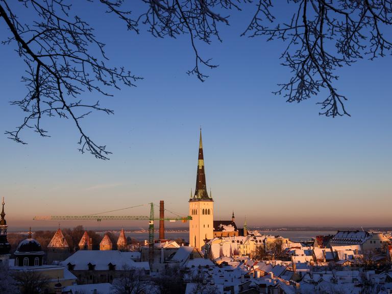 Tallinn im Schnee: Blick auf die St.-Olaf-Kirche