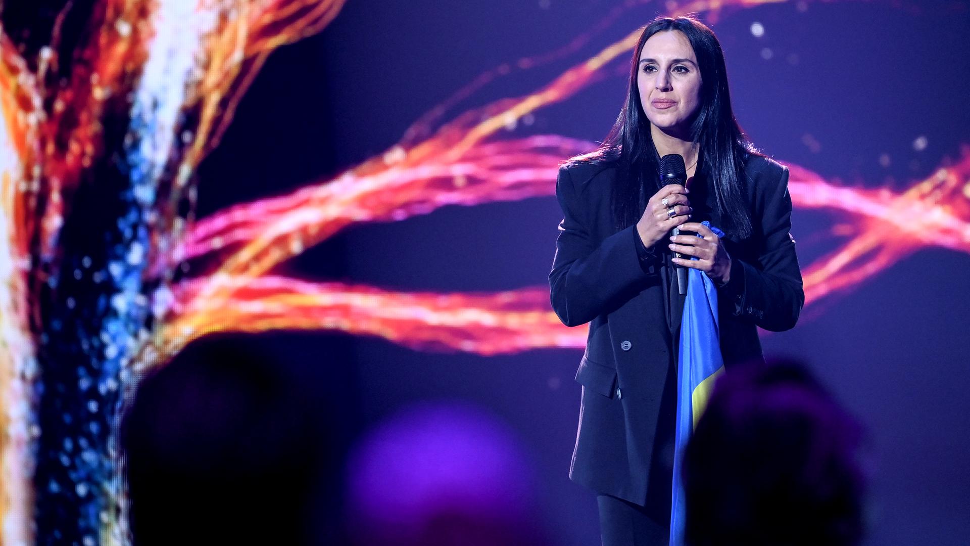 Die ukrainische Sängerin Jamala, steht bei der Show "Germany 12 Points - der deutsche ESC-Vorentscheid" auf der Bühne Die ukrainische Sängerin Jamala, steht bei der Show "Germany 12 Points - der deutsche ESC-Vorentscheid" auf der Bühne