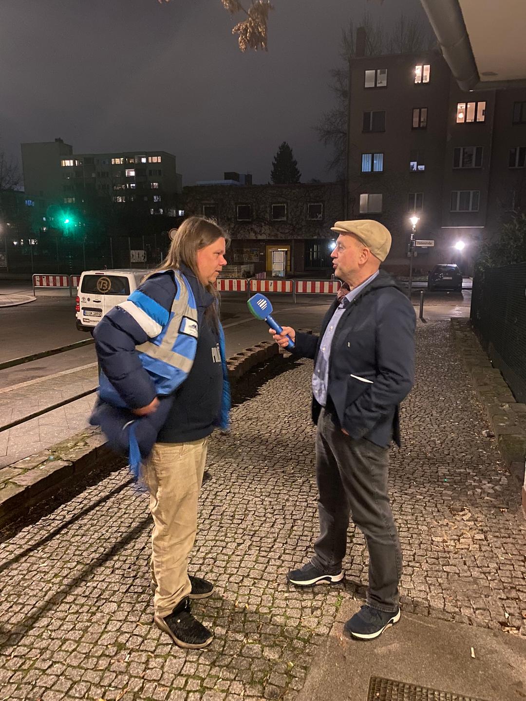 André Ruschkowski (links) von der Fan-Initiative "1892 hilft" im Gespräch mit Thomas Wheeler
André Ruschkowski (links) von der Fan-Initiative "1892 hilft" im Gespräch mit Thomas Wheeler