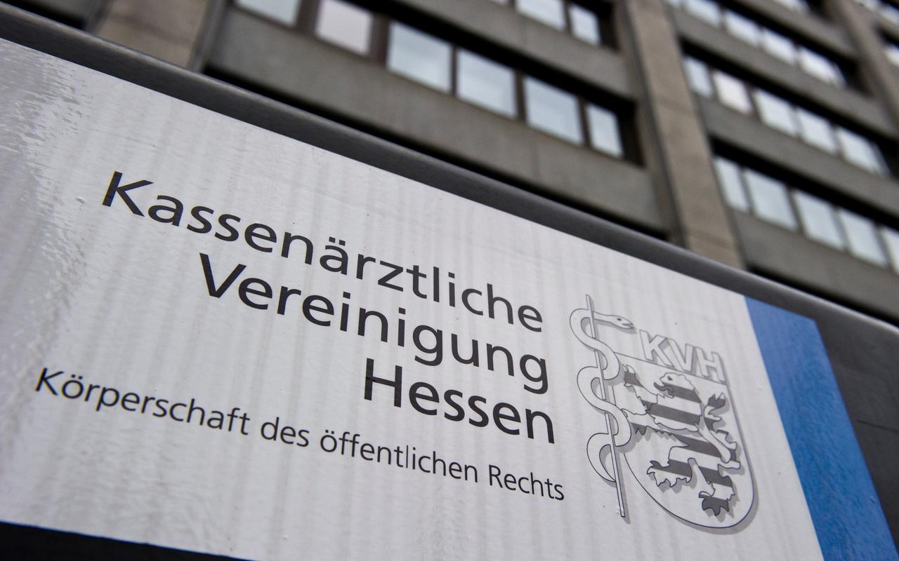 Ein Schild der Kassenärztlichen Vereinigung (KV) Hessen ist in Frankfurt am Main zu sehen Ein Schild der Kassenärztlichen Vereinigung (KV) Hessen ist in Frankfurt am Main zu sehen