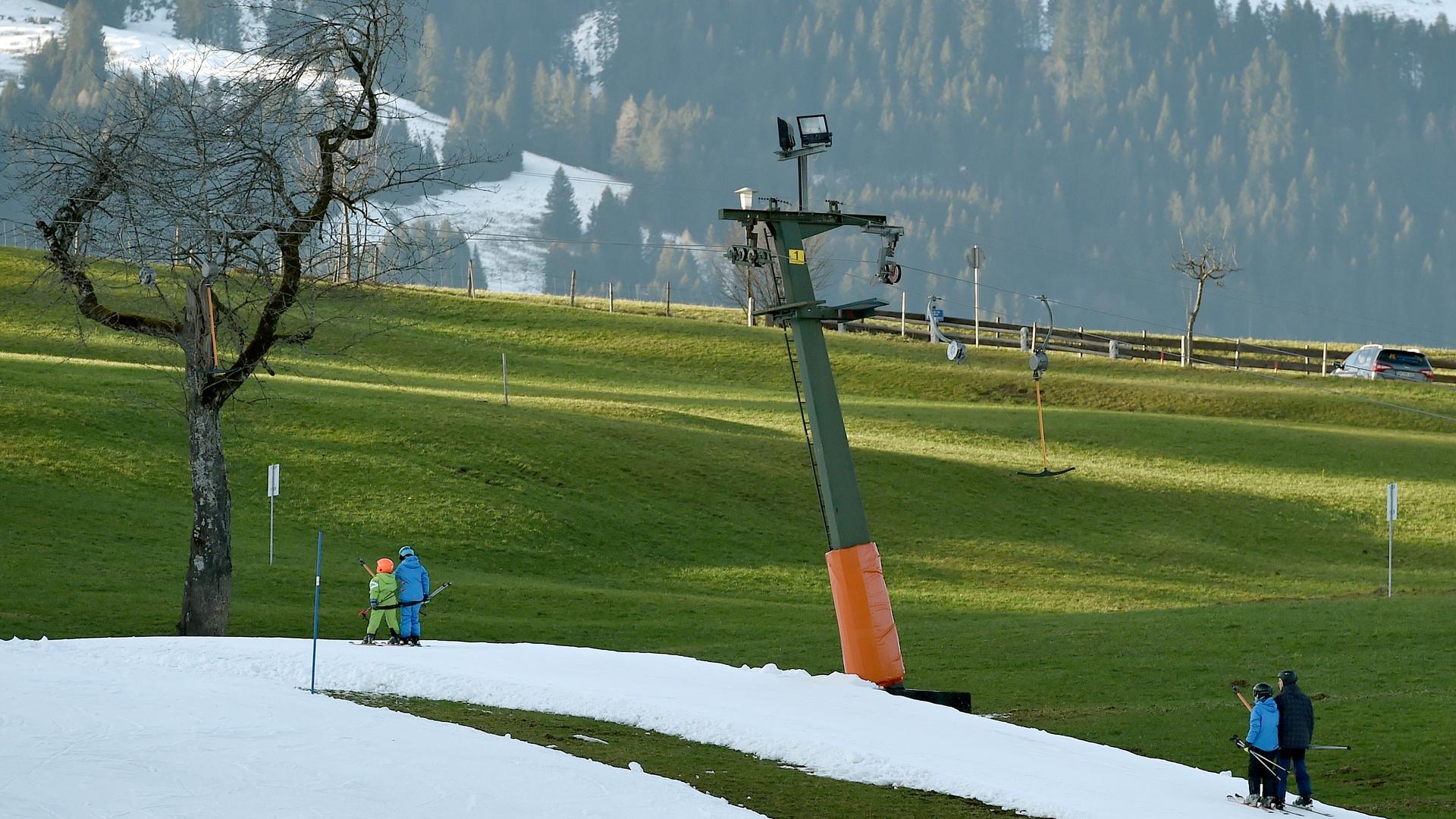 Mit Kunstschnee ist eine Wiese für den Skisport im Dezember 2018 im Allgäu beschneit.