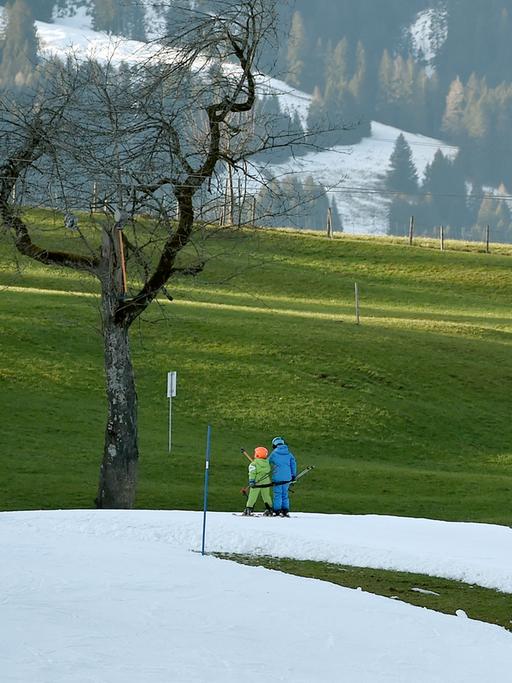 Mit Kunstschnee ist eine Wiese für den Skisport im Dezember 2018 im Allgäu beschneit.