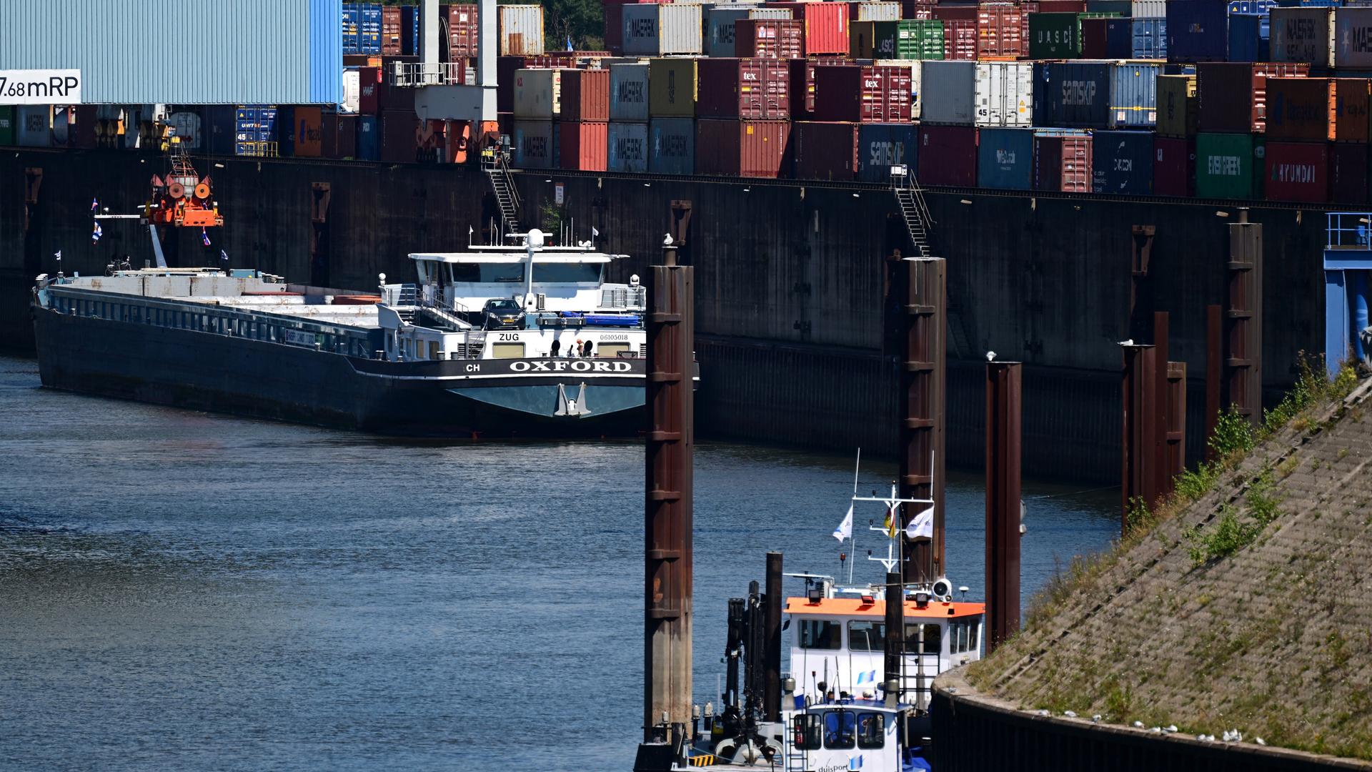 Zu sehen ist ein Binnenschiff, das im Duisburger Innenhafen am Kai liegt. Zu sehen ist ein Binnenschiff, das im Duisburger Innenhafen am Kai liegt.