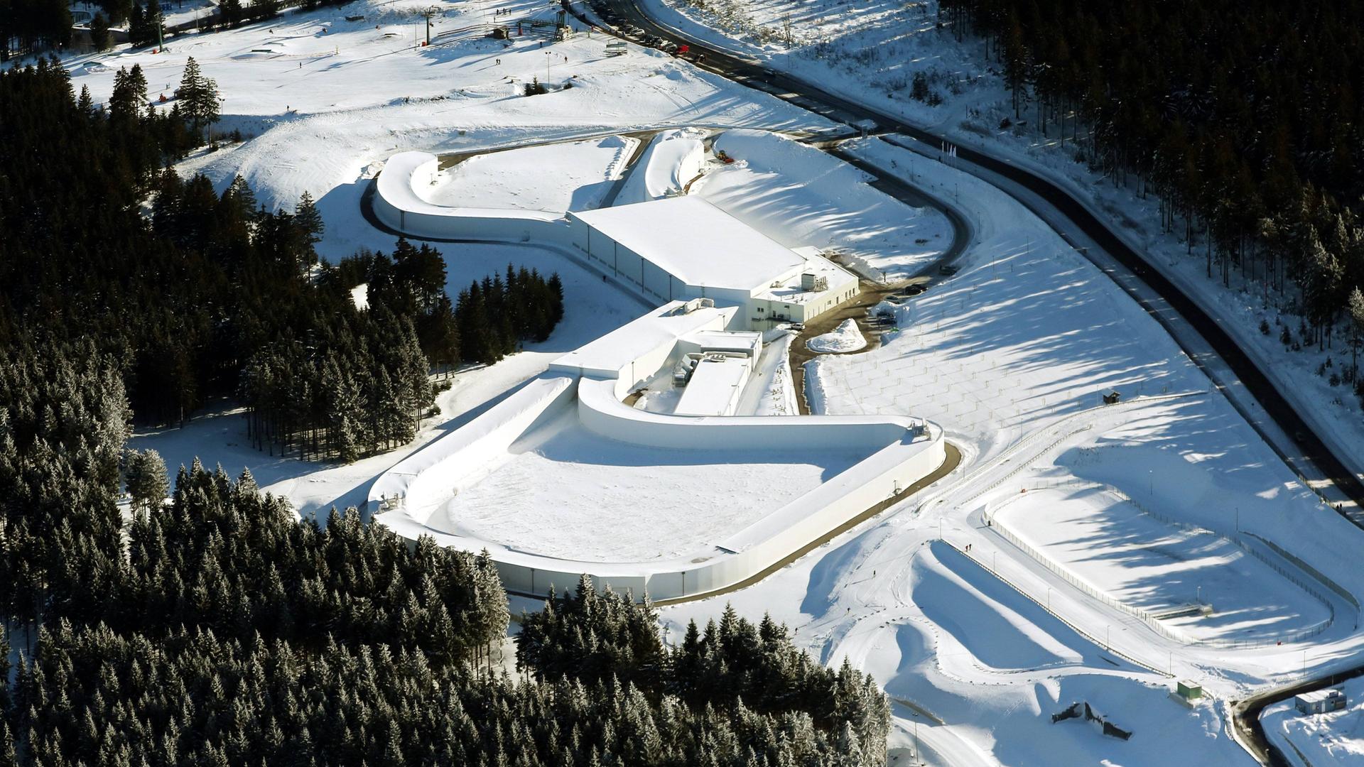 Luftaufnahme des Skitunnels in Oberhof, Thüringen im Winter. Luftaufnahme des Skitunnels in Oberhof, Thüringen im Winter.