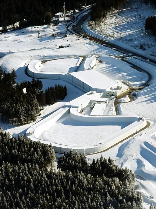 Luftaufnahme des Skitunnels in Oberhof, Thüringen im Winter.