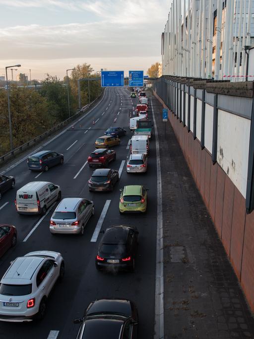 Auf der Autobahn 100 in Berlin stauen sich die Autos - ausgelöst durch eine Straßenblockade der Klimaaktivisten von "Die letzte Generation". 