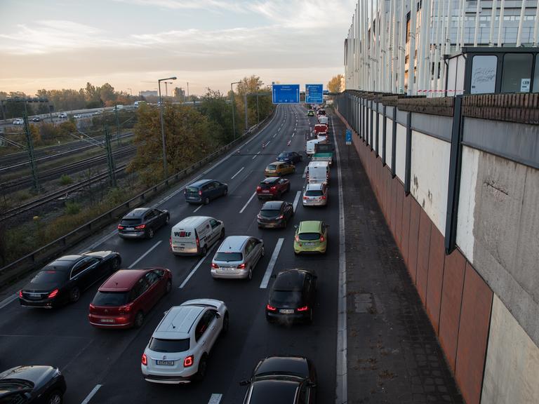 Auf der Autobahn 100 in Berlin stauen sich die Autos - ausgelöst durch eine Straßenblockade der Klimaaktivisten von "Die letzte Generation". 