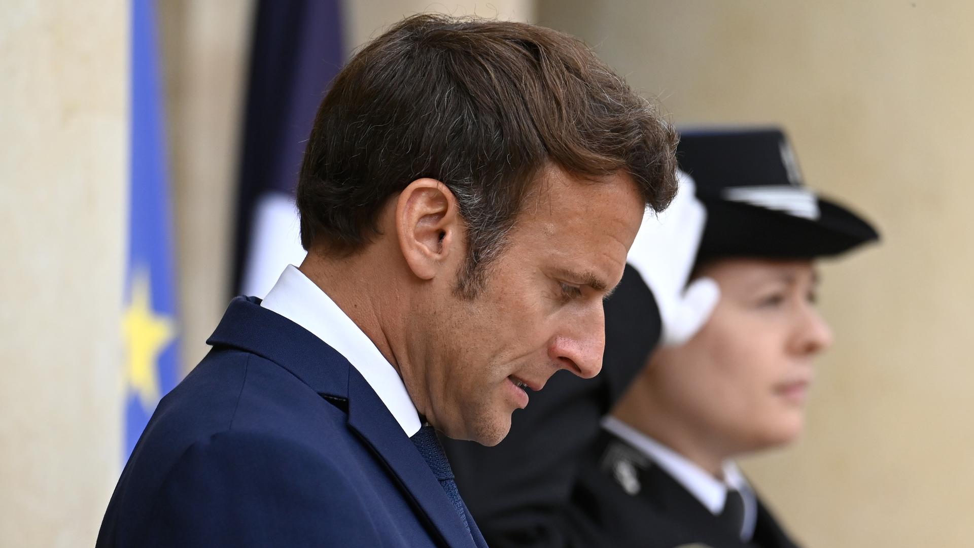 Das Bild zeigt Emmanuel Macron von der Seite am 3. Juni 2022 Das Bild zeigt Emmanuel Macron von der Seite am 3. Juni 2022
