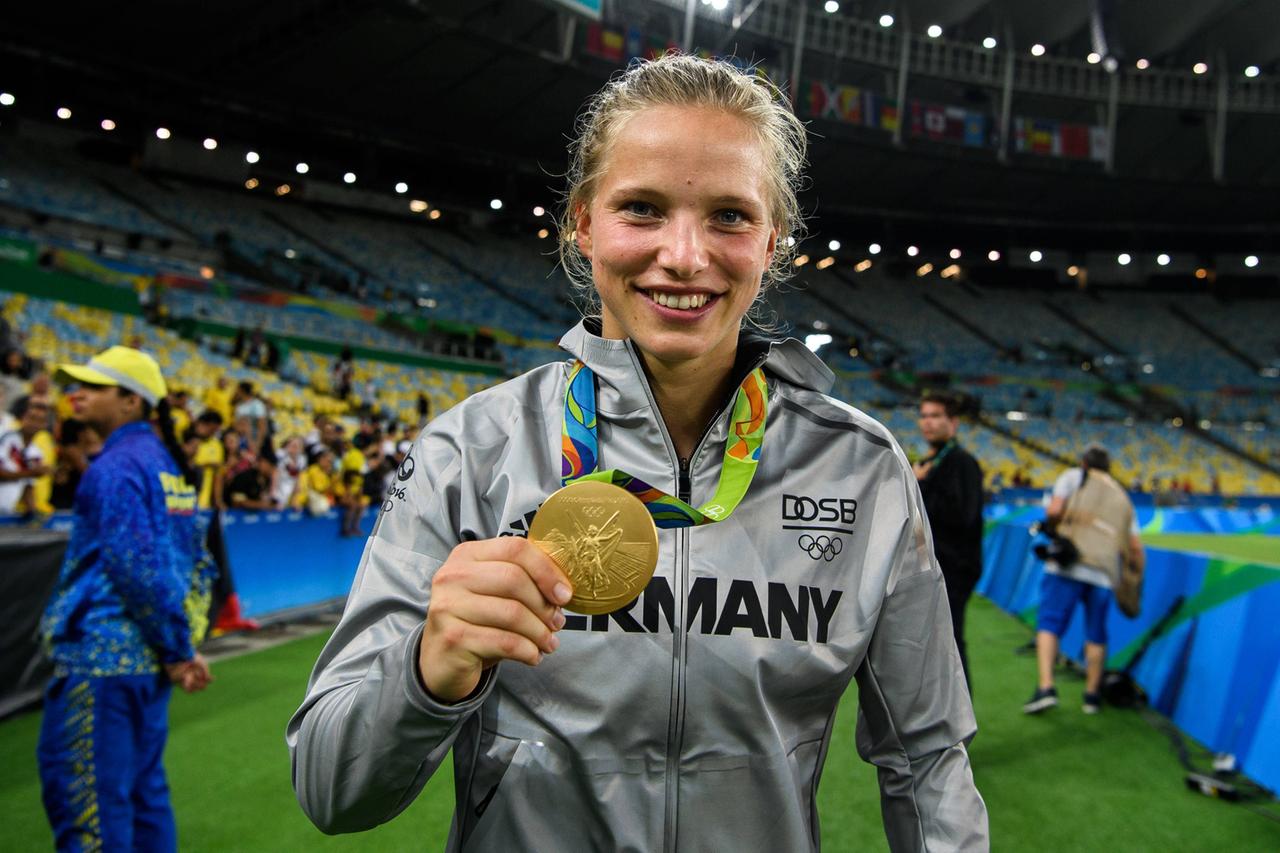 Tabea Kemme gewann bei den Olympischen Spielen in Rio 2016 die Goldmedaille mit der Fußball-Nationalmannschaft Tabea Kemme gewann bei den Olympischen Spielen in Rio 2016 die Goldmedaille mit der Fußball-Nationalmannschaft