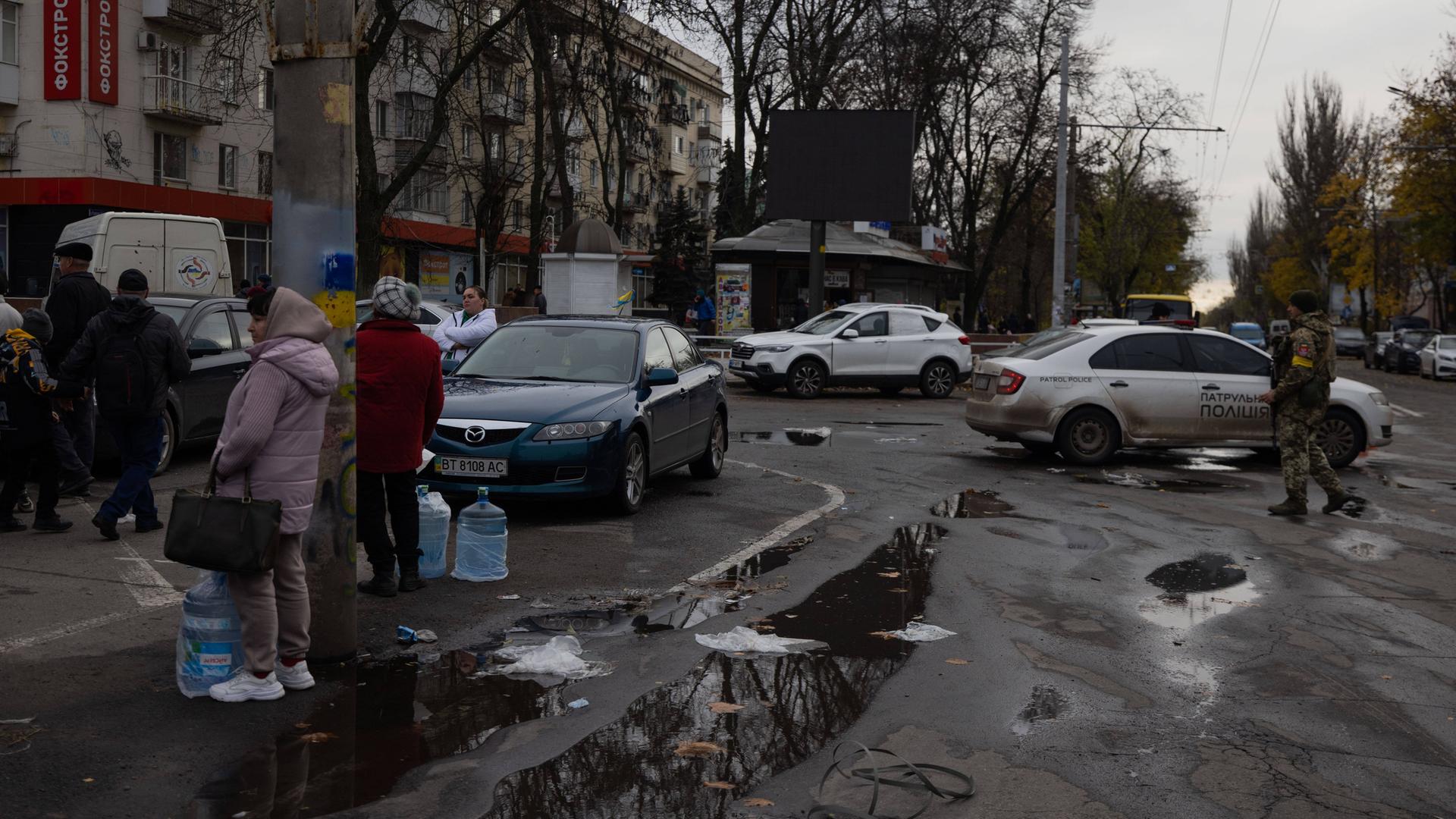 Ukraine - Regierung bringt Zivilisten aus Cherson heraus
