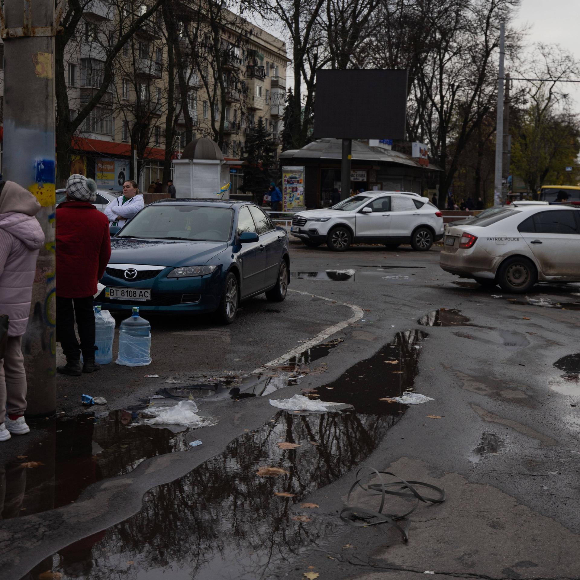 Einwohner der ukrainischen Stadt Cherson stehen für humanitäre Hilfe an.