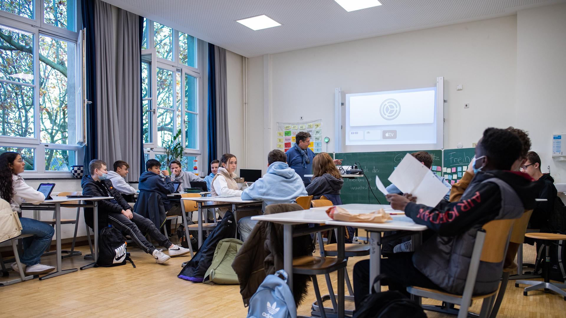 "Alle Beispiele, die es gibt in der Vergangenheit, zeigen immer: Schließen ist schlechter als Schulen offen lassen und viel testen", sagt der Mathematiker Jan Mohring.
"Alle Beispiele, die es gibt in der Vergangenheit, zeigen immer: Schließen ist schlechter als Schulen offen lassen und viel testen", sagt der Mathematiker Jan Mohring.