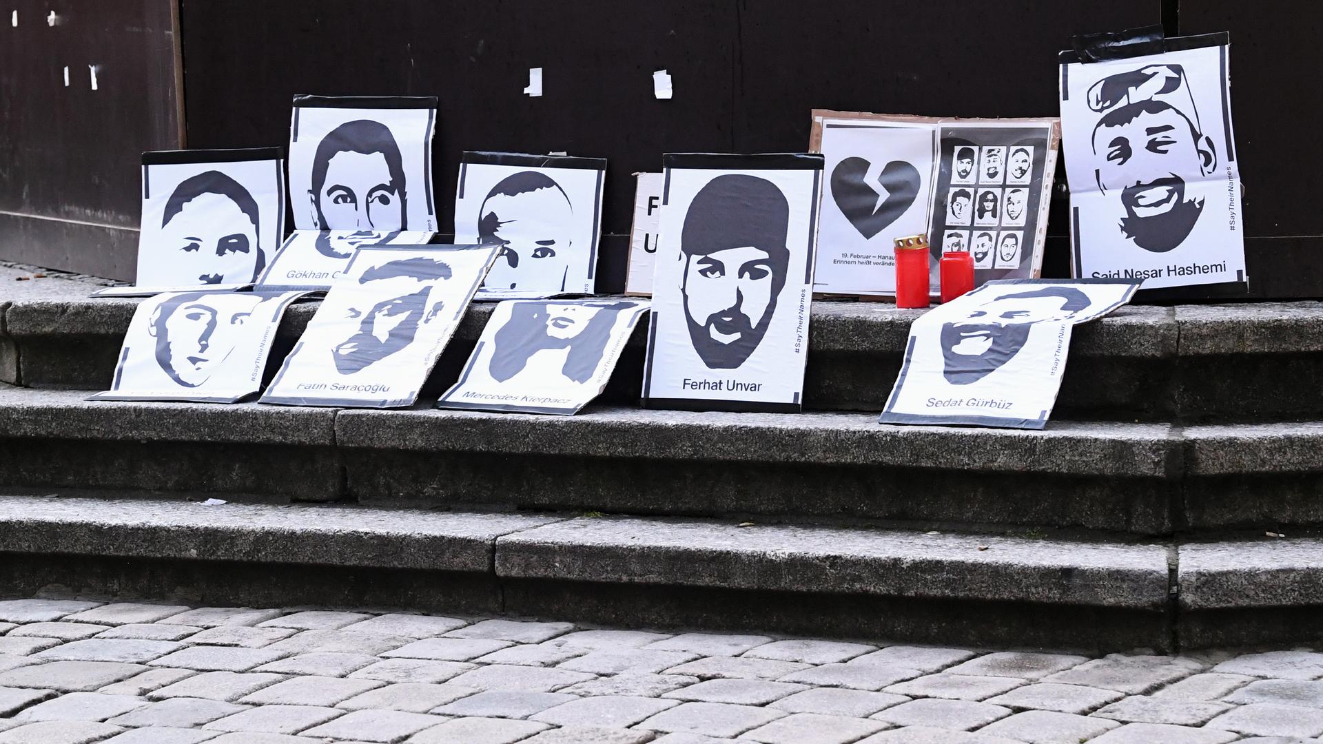 Zum Gedenken an die Opfer des rechts-extremistischen Anschlags in Hanau sind Plakate mit den Gesichtern und Namen der getöteten Menschen aufgestellt. Zum Gedenken an die Opfer des rechts-extremistischen Anschlags in Hanau sind Plakate mit den Gesichtern und Namen der getöteten Menschen aufgestellt.