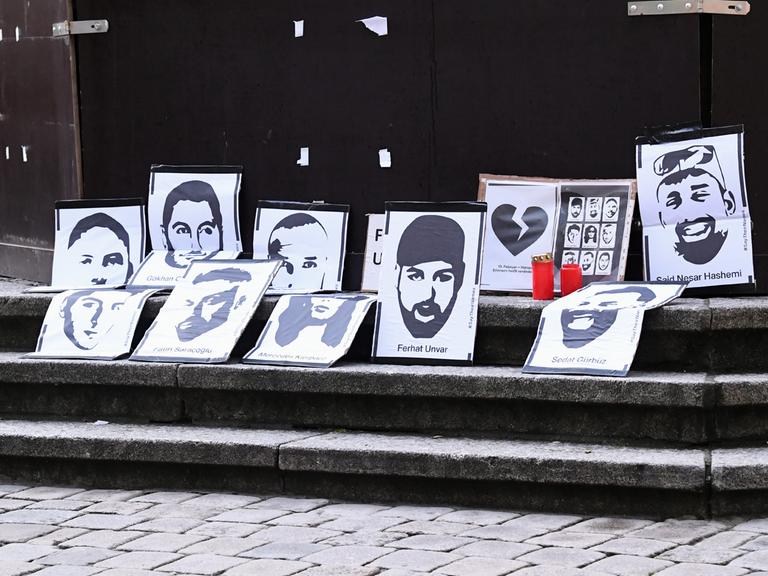 Zum Gedenken an die Opfer des rechtsextremistischen Anschlags am 19.2.2020 in Hanau sind in Tübingen Plakate mit den Gesichtern und Namen der getöteten Menschen aufgestellt.