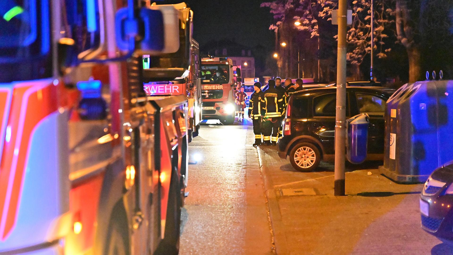 Feuerwehrleute im Einsatz bei einem Brand. Feuerwehrleute im Einsatz bei einem Brand.