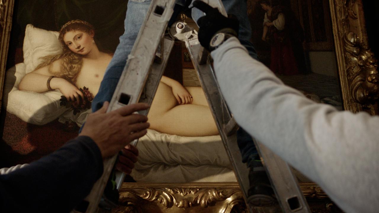 Eine Leiter steht vor dem Gemälde "Venus von Urbino".