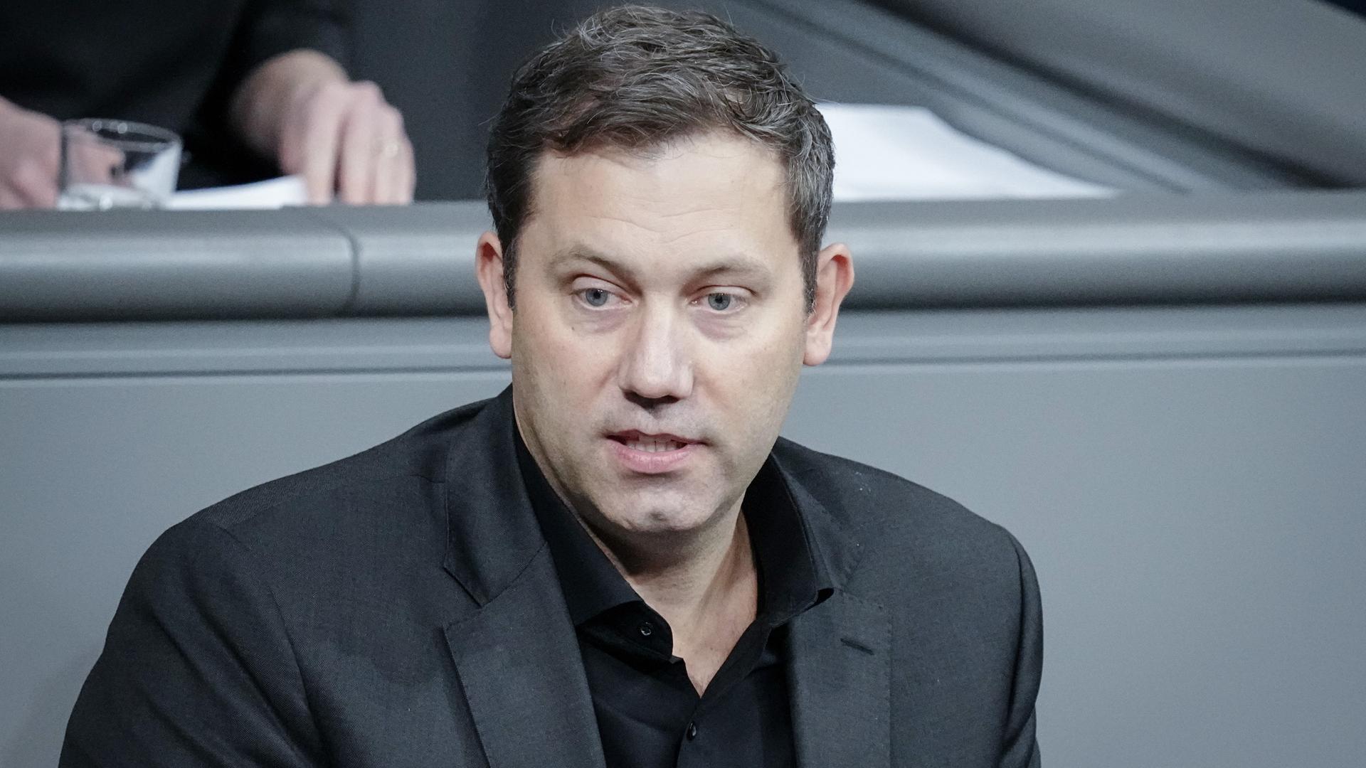 Lars Klingbeil, SPD-Bundesvorsitzender, spricht im Bundestag bei der aktuellen Stunde. Lars Klingbeil, SPD-Bundesvorsitzender, spricht im Bundestag bei der aktuellen Stunde.