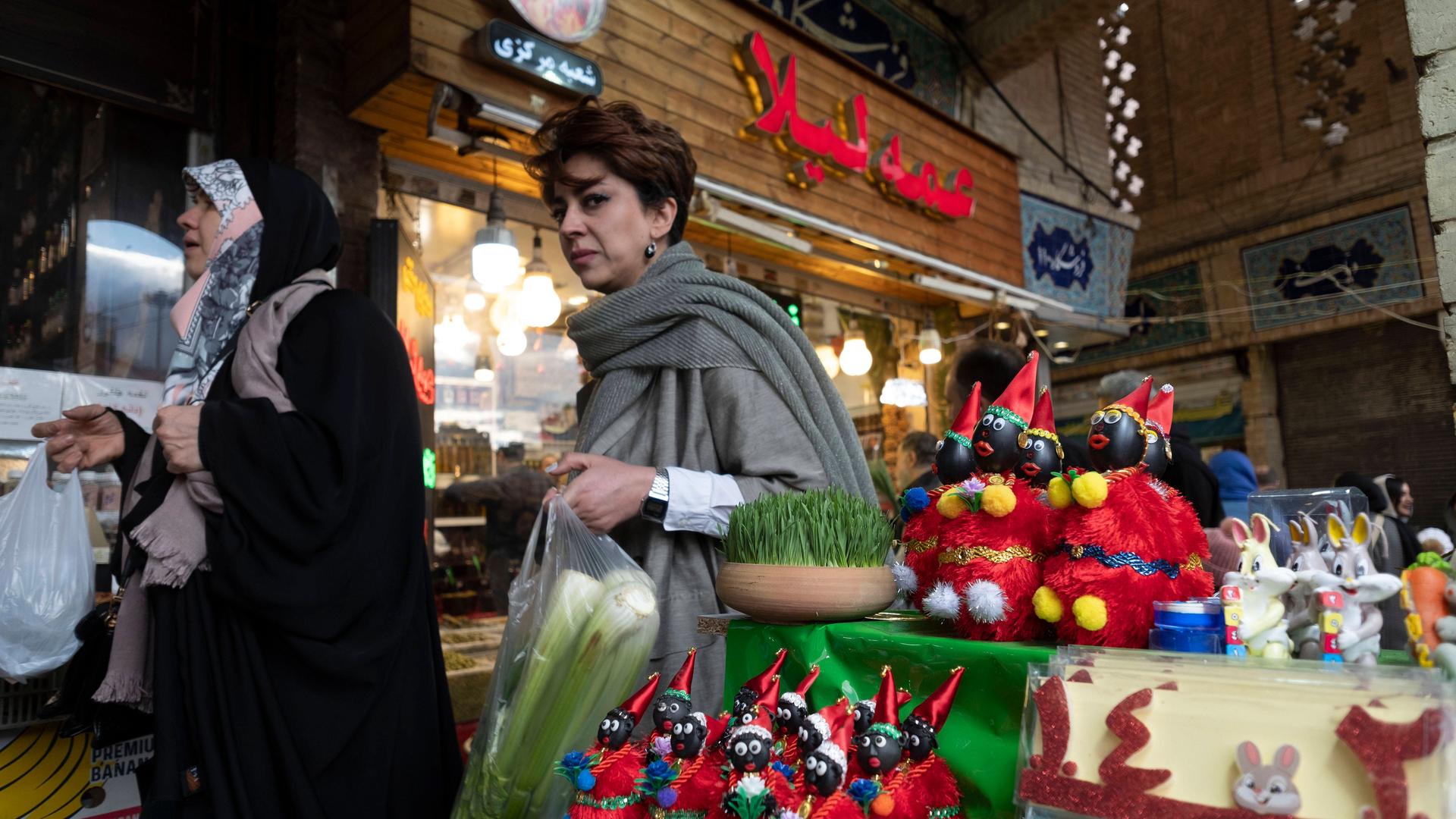 Einkauf für das iranische Neujahr: Eine von zwei Frauen trägt nicht dabei gesetzlich vorgeschriebene Kopftuch in der Öffentlichkeit - ein stiller Protest