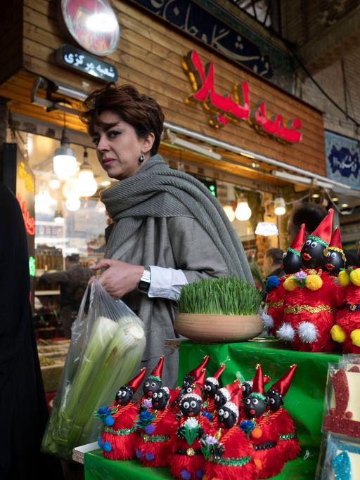 Einkauf für das iranische Neujahr: Eine von zwei Frauen trägt nicht dabei gesetzlich vorgeschriebene Kopftuch in der Öffentlichkeit - ein stiller Protest