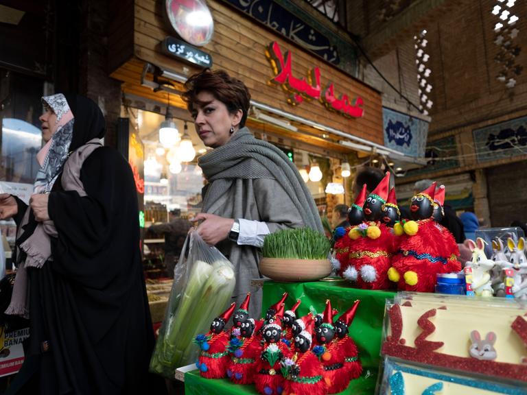 Einkauf für das iranische Neujahr: Eine von zwei Frauen trägt nicht dabei gesetzlich vorgeschriebene Kopftuch in der Öffentlichkeit - ein stiller Protest