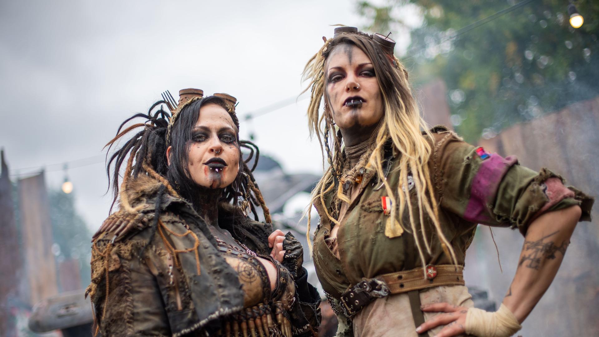 Zwei Teilnehmerinnen des Annotopia Fantasy-Festival stehen in ihren Kostümen auf dem Festivalgelände. Zwei Teilnehmerinnen des Annotopia Fantasy-Festival stehen in ihren Kostümen auf dem Festivalgelände.