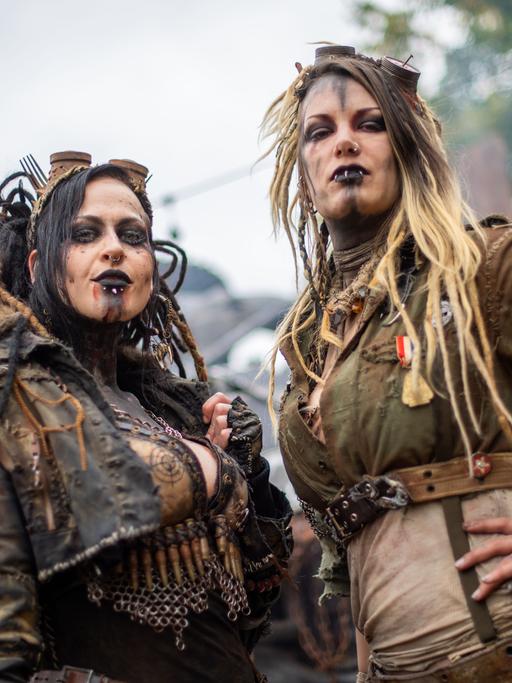 Zwei Teilnehmerinnen des Annotopia Fantasy-Festival stehen in ihren Kostümen auf dem Festivalgelände.