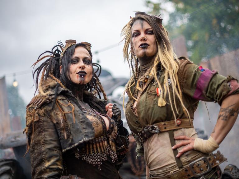 Zwei Teilnehmerinnen des Annotopia Fantasy-Festival stehen in ihren Kostümen auf dem Festivalgelände.