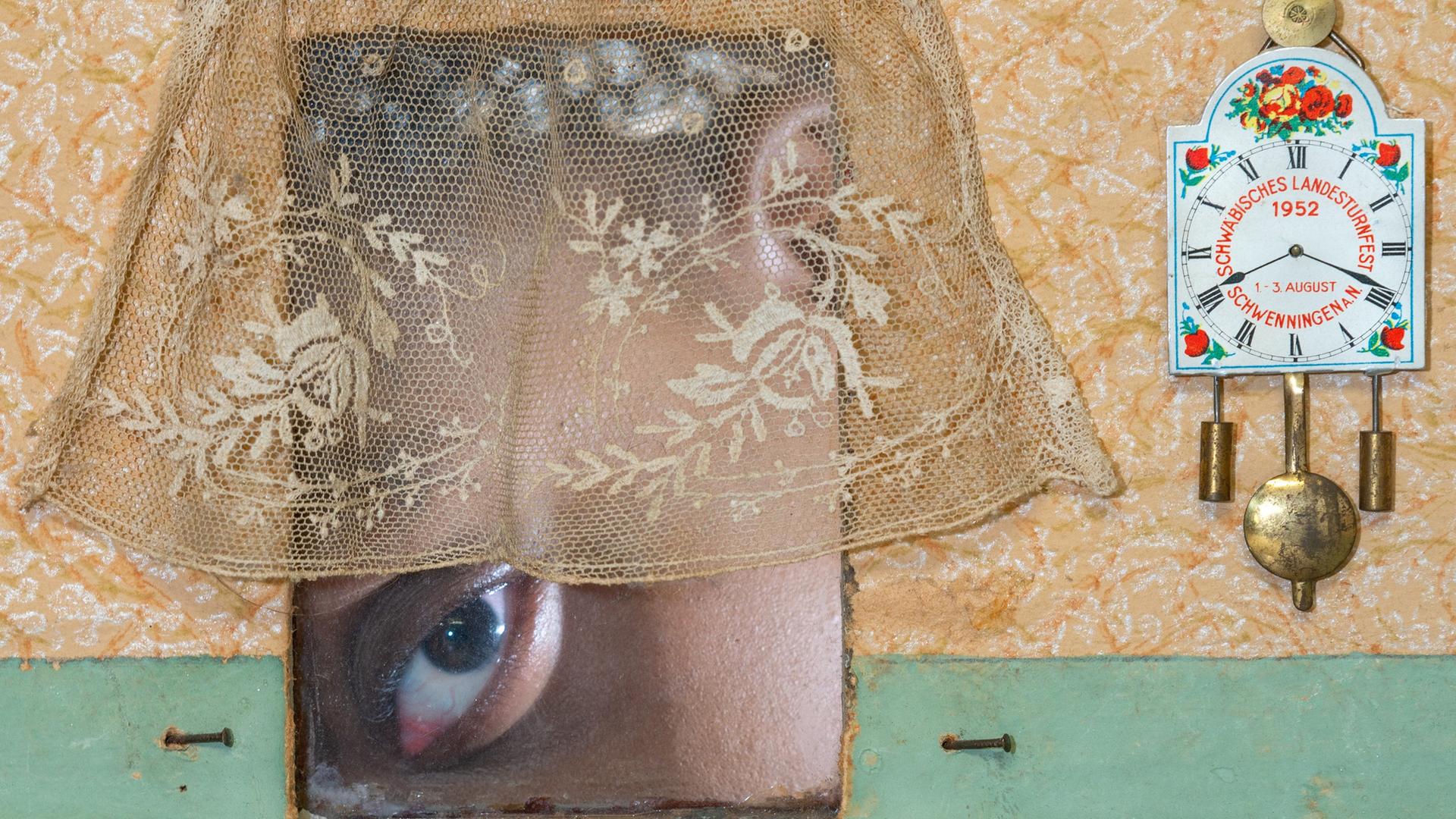 "Die Zeiten" aus der Puppenstubenserie der Künstlerin Francesca Hummler. "Die Zeiten" aus der Puppenstubenserie der Künstlerin Francesca Hummler.