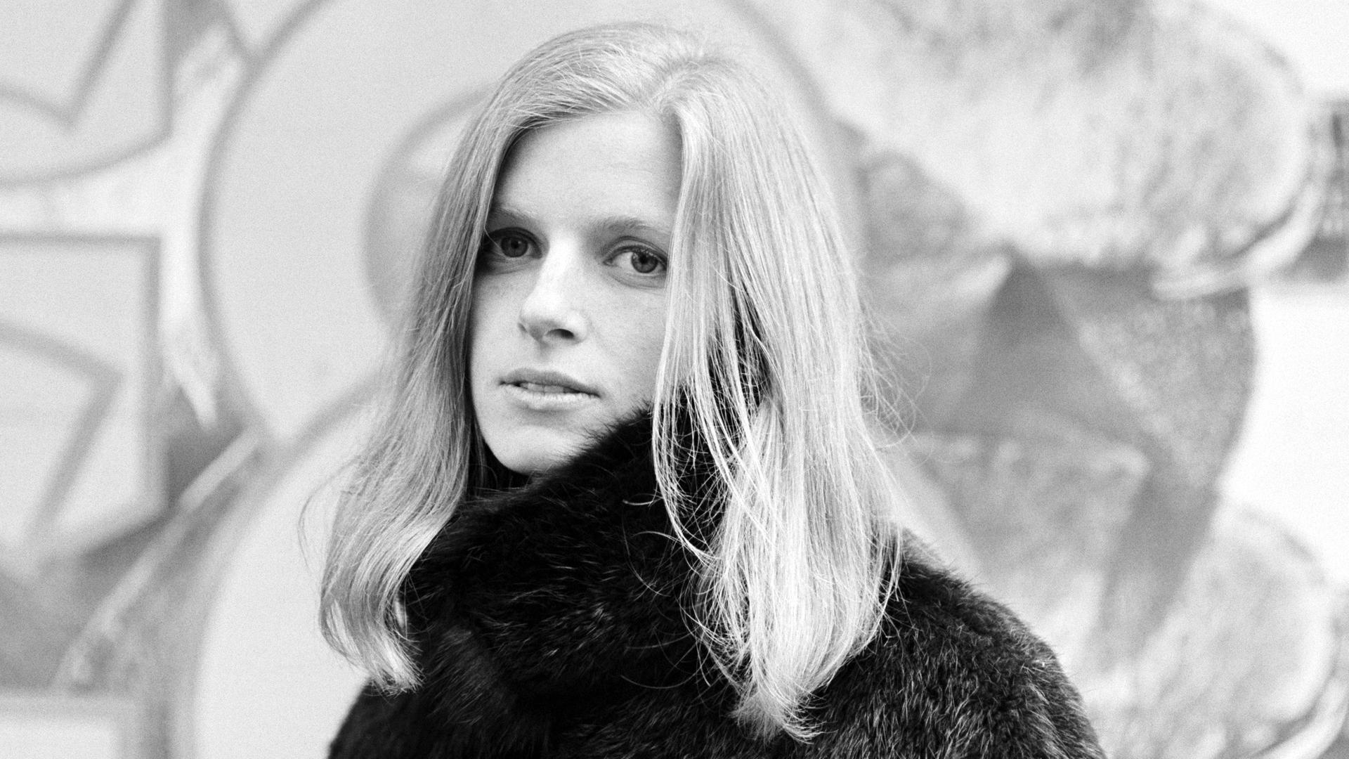 Linda Louise Eastman am 7. Februar 1969 in London vor dem Haus von Paul McCartney. Einen Monat später heiratete sie den "The Beatles"-Frontmann Und wurde später als Fotografin selbst zur Legende.