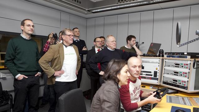 Am 18. Januar 2010: Um 6 Uhr beginnt DRadio Wissen (heute: Deutschlandfunk Nova) unter den Augen gespannter Kolleginnen und Kollegen die digitale Übertragung