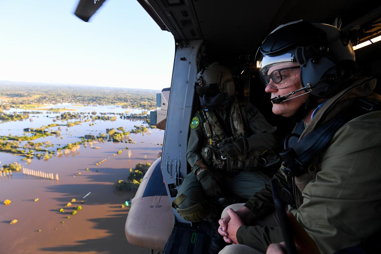 Der australische Premierminister Scott Morrison inspiziert von einem Hubschrauber aus die durch die Überschwemmungen entstandenen Schäden in den betroffenen Gebieten bei Sydney. 