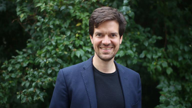 Der Direktor der Right Livelihood Stiftung, Ole von Uexküll, lächelt in die Kamera. Der Direktor der Right Livelihood Stiftung, Ole von Uexküll, lächelt in die Kamera.