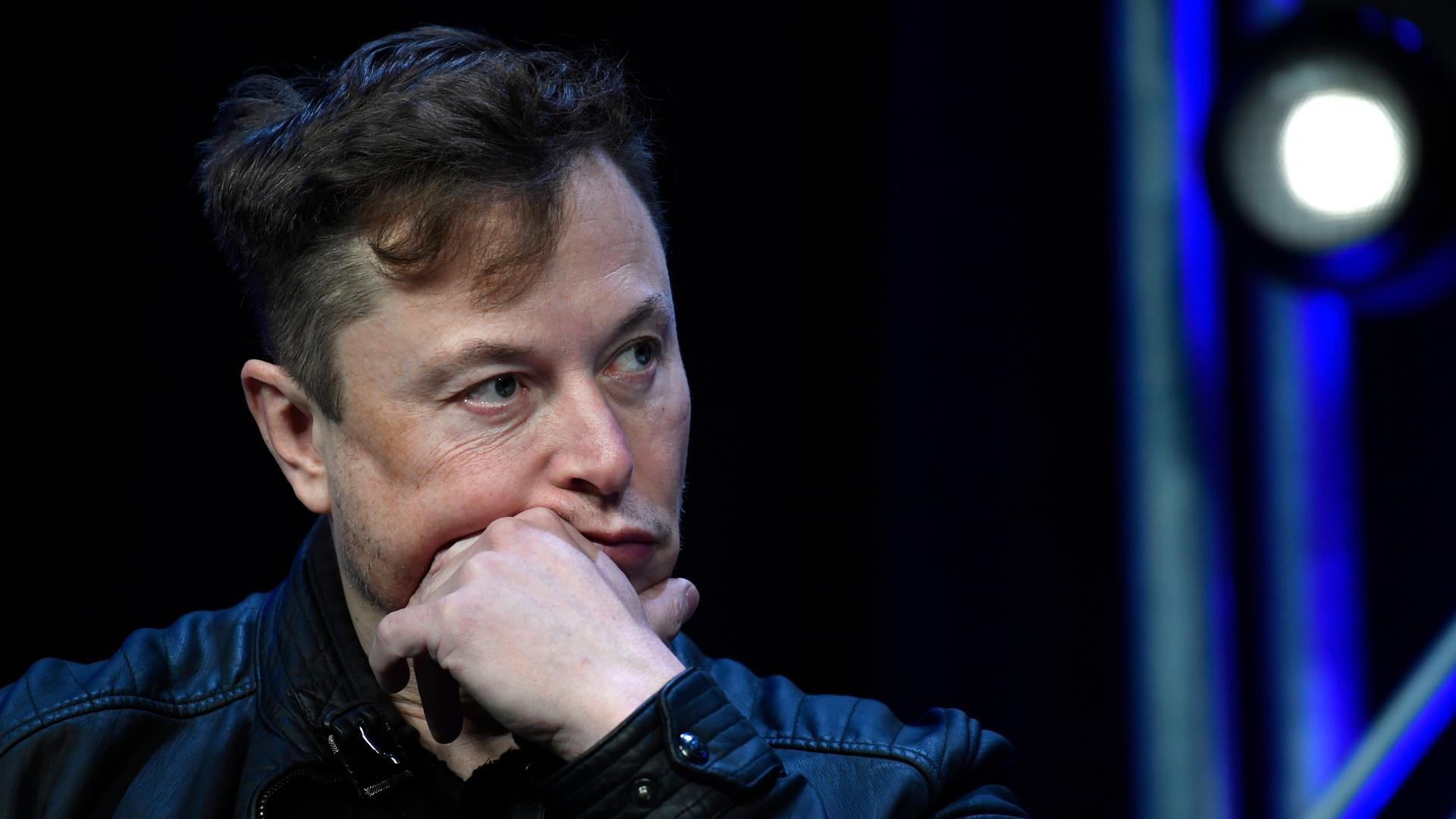 Der Milliardär Elon Musk in schwarzer Lederjacke Der Milliardär Elon Musk in schwarzer Lederjacke
