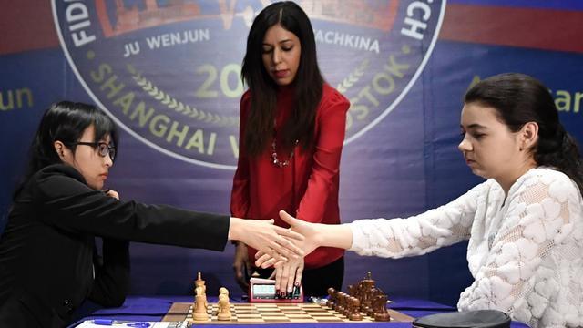 Schiedsrichterin Shohreh Bayat aus dem Iran leitet das WM-Finale 2020 im Schach, ohne dabei ein Kopftuch zu tragen.